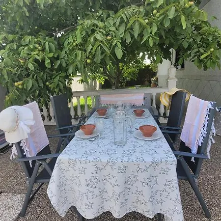 Casita De Invitados En *